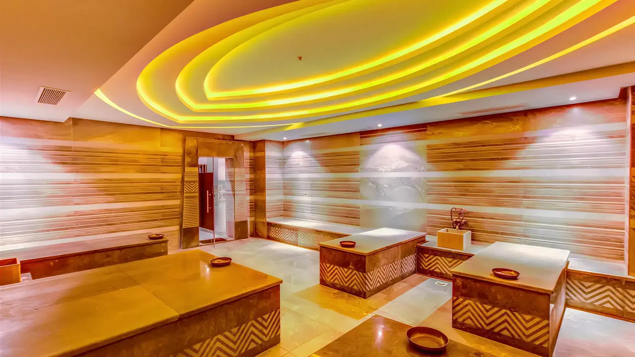 Strefa wellness w AMC Royal Hotel & Spa z kamiennymi ławami