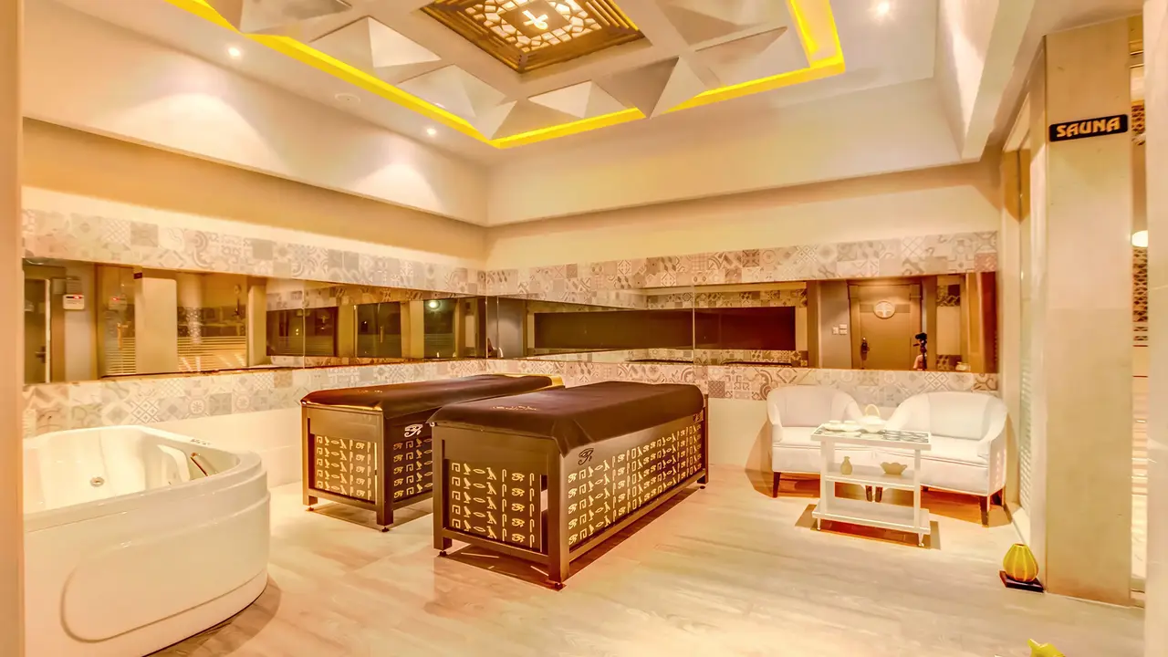 Strefa wellness w AMC Royal Hotel & Spa z masażami i jacuzzi