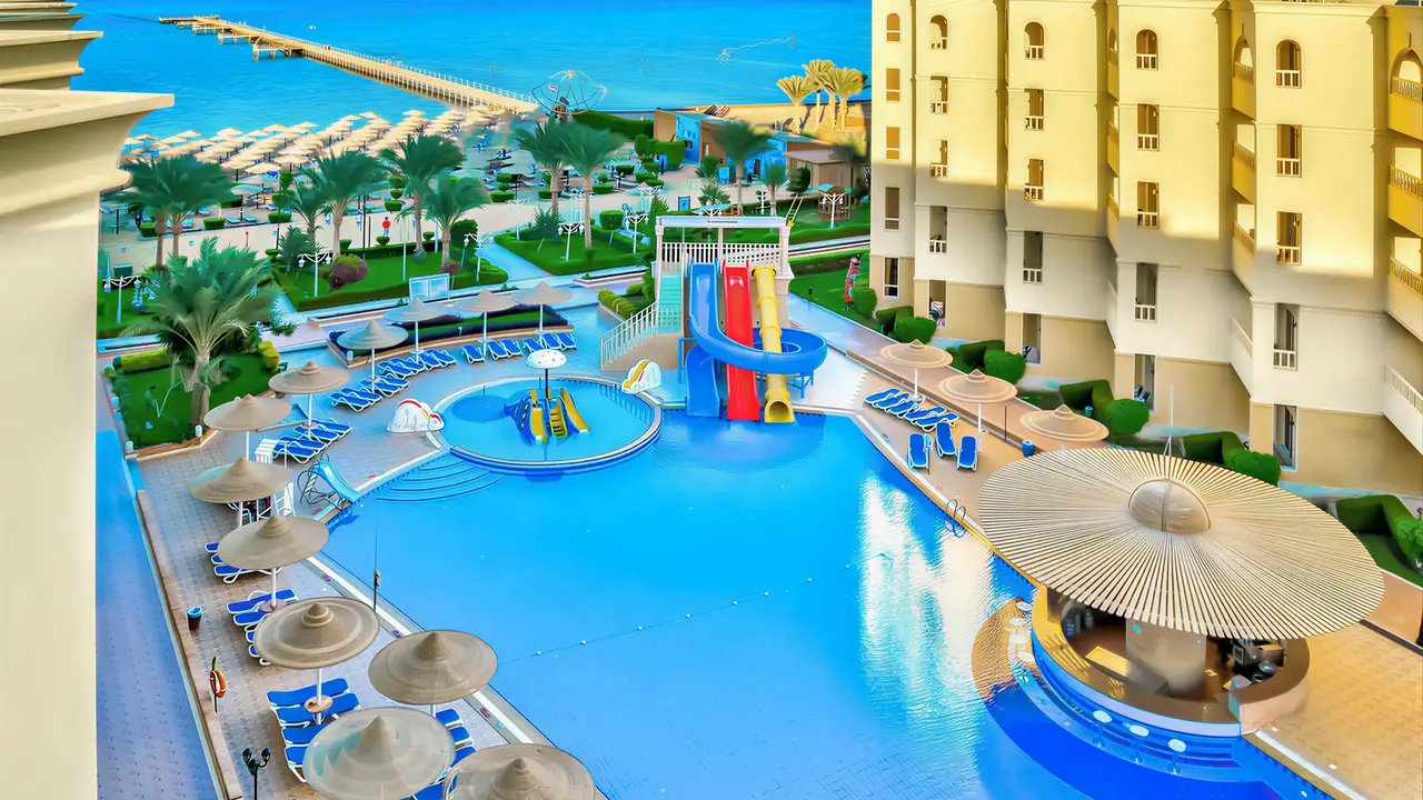 Widok na kompleks i baseny w AMC Royal Hotel & Spa
