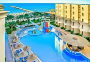 Widok na kompleks i baseny w AMC Royal Hotel & Spa