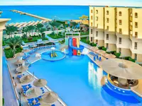Widok na kompleks i baseny w AMC Royal Hotel & Spa