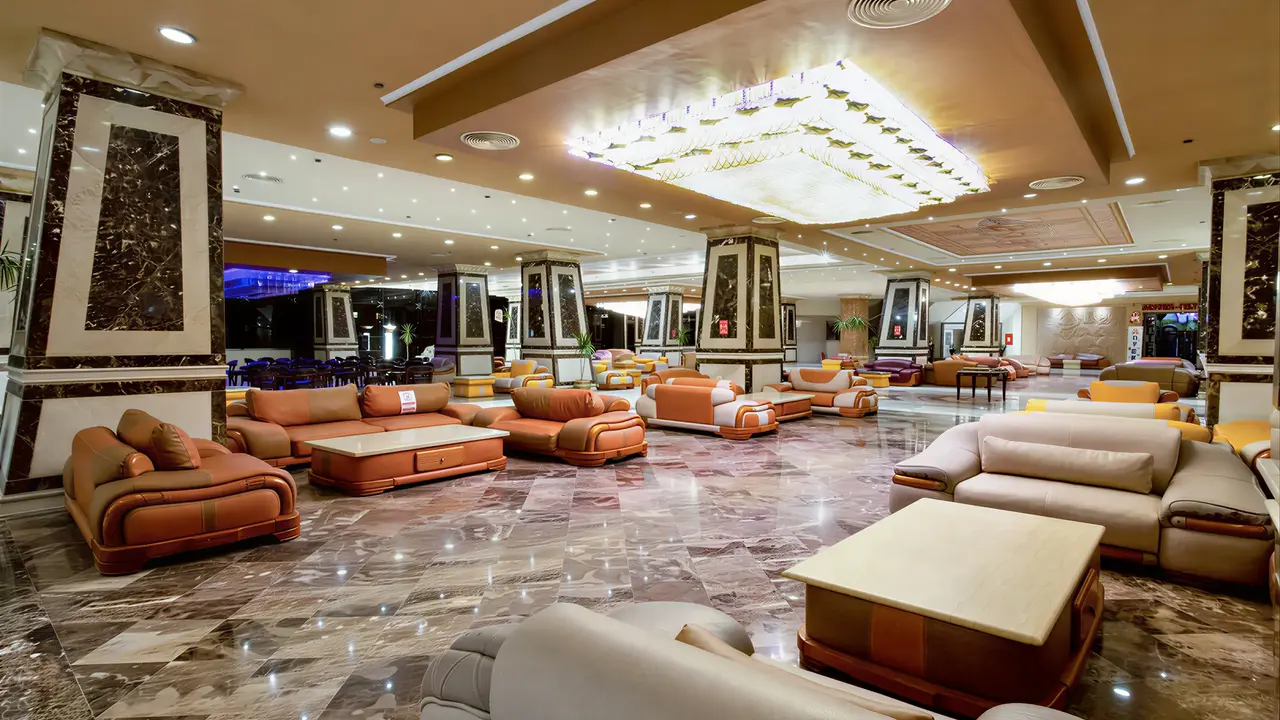 Elegancki lobby z sofami w AMC Royal Hotel & Spa