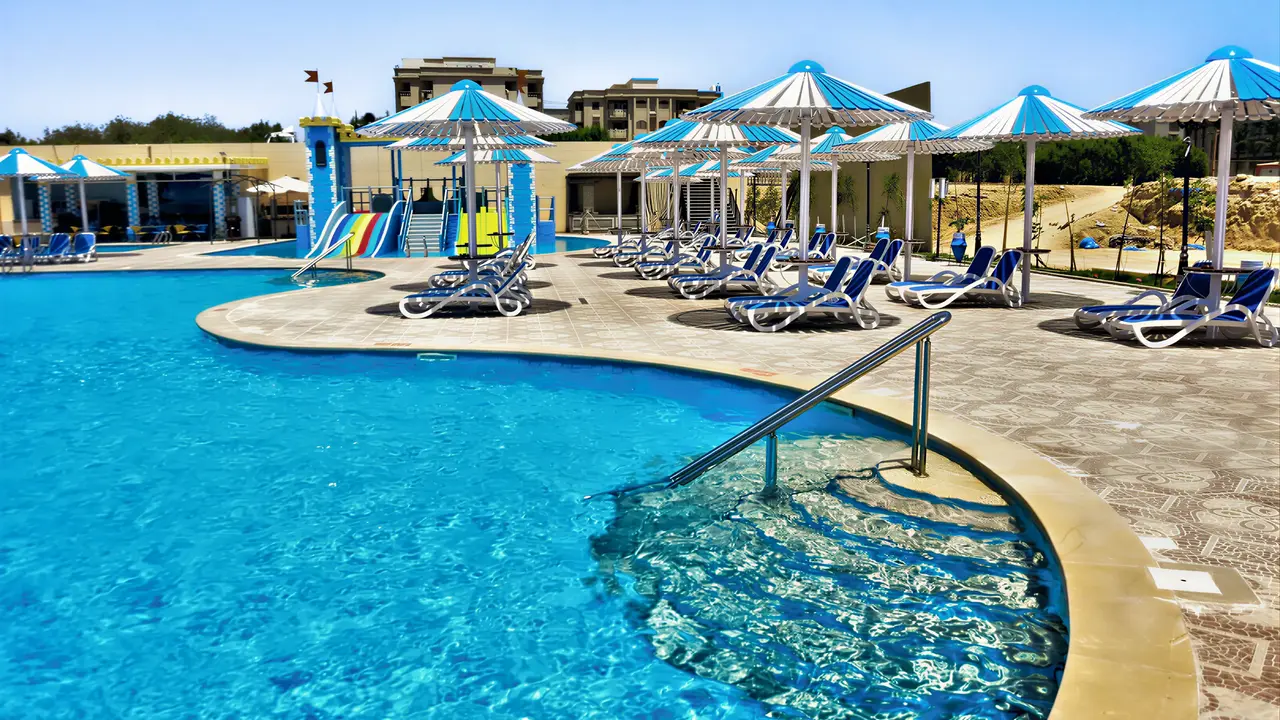 Basen z leżakami i parasolami w AMC Royal Hotel & Spa