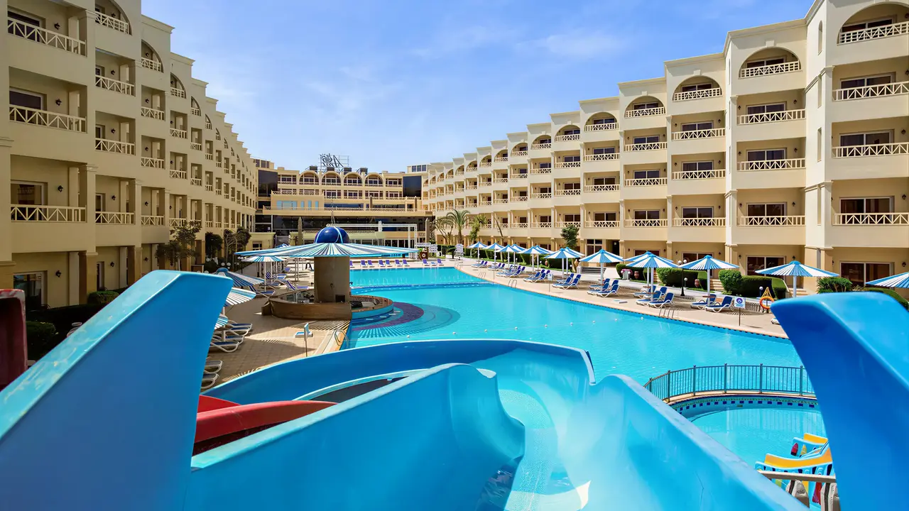 Zjeżdżalnie wodne i basen w AMC Royal Hotel & Spa