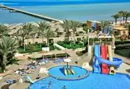 Widok na kompleks AMC Royal Hotel & Spa z basenami i plażą