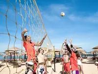 Gra w siatkówkę plażową w AMC Royal Hotel & Spa