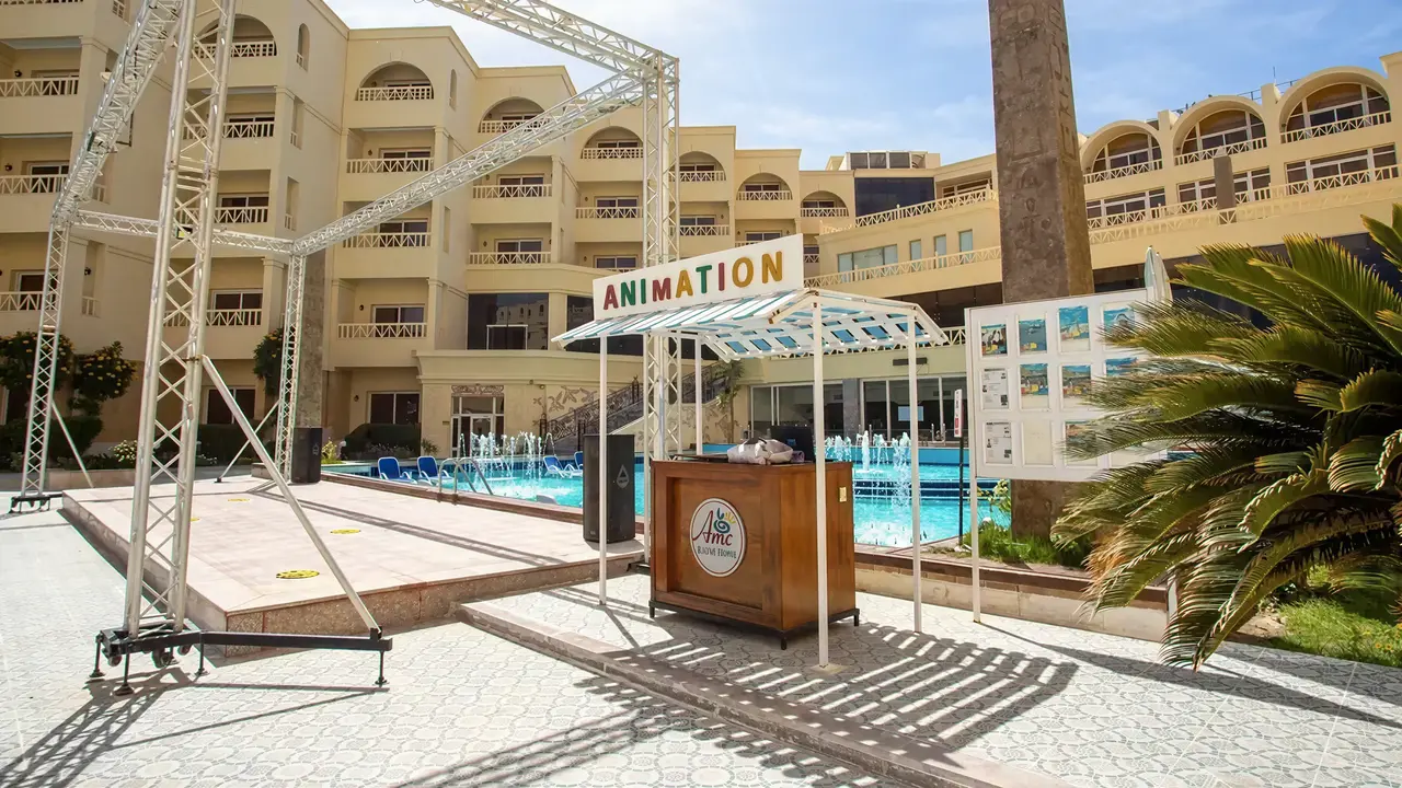 Scena animacji przy basenie w AMC Royal Hotel & Spa