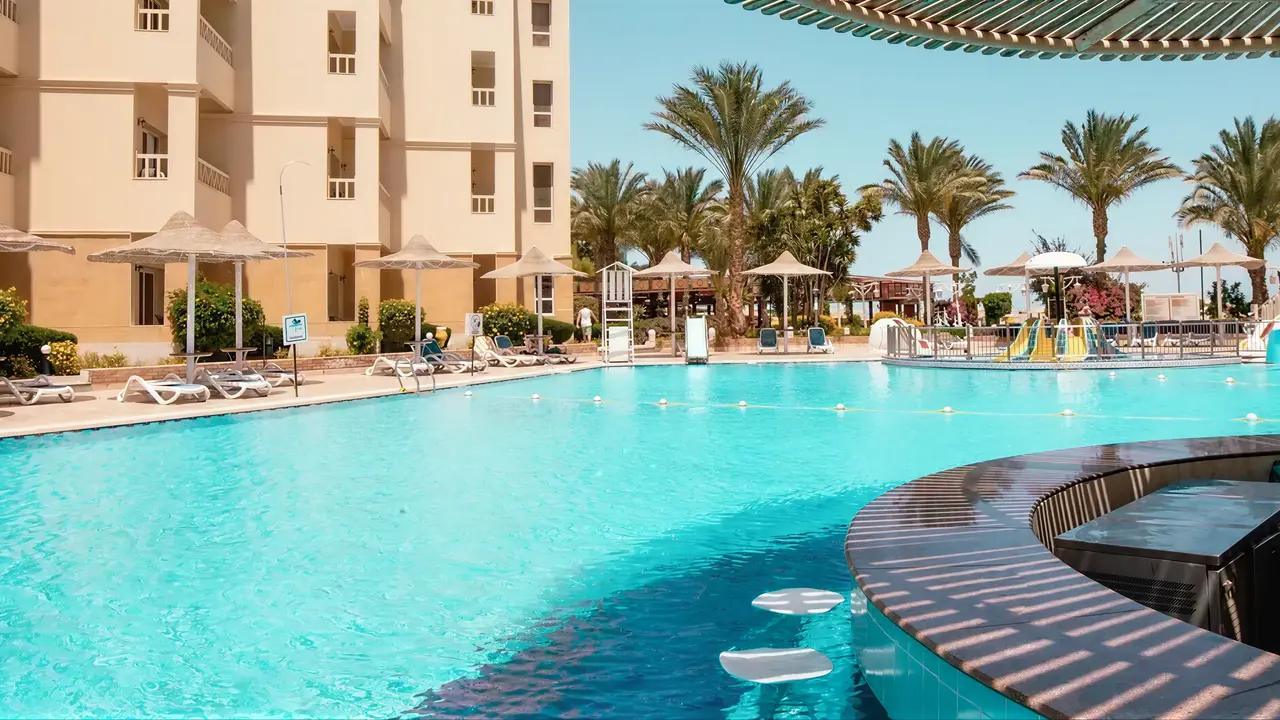 Basen z leżakami w AMC Royal Hotel & Spa