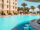 Basen z leżakami w AMC Royal Hotel & Spa