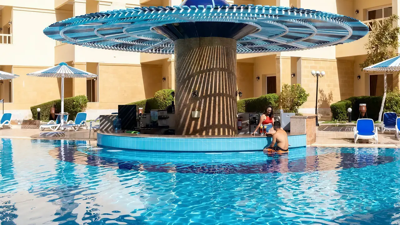 Bar przy basenie w AMC Royal Hotel & Spa