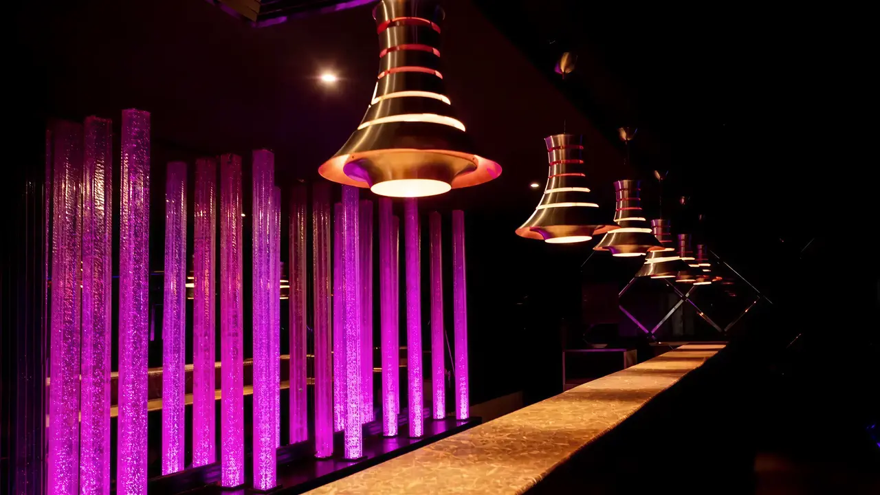 Nowoczesny bar z kolorowym oświetleniem w AMC Royal Hotel & Spa