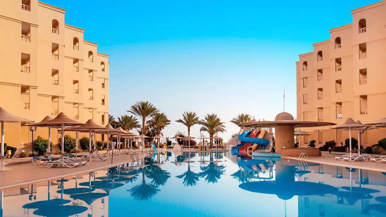Widok na baseny i budynki AMC Royal Hotel & Spa