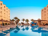 Widok na baseny i budynki AMC Royal Hotel & Spa 