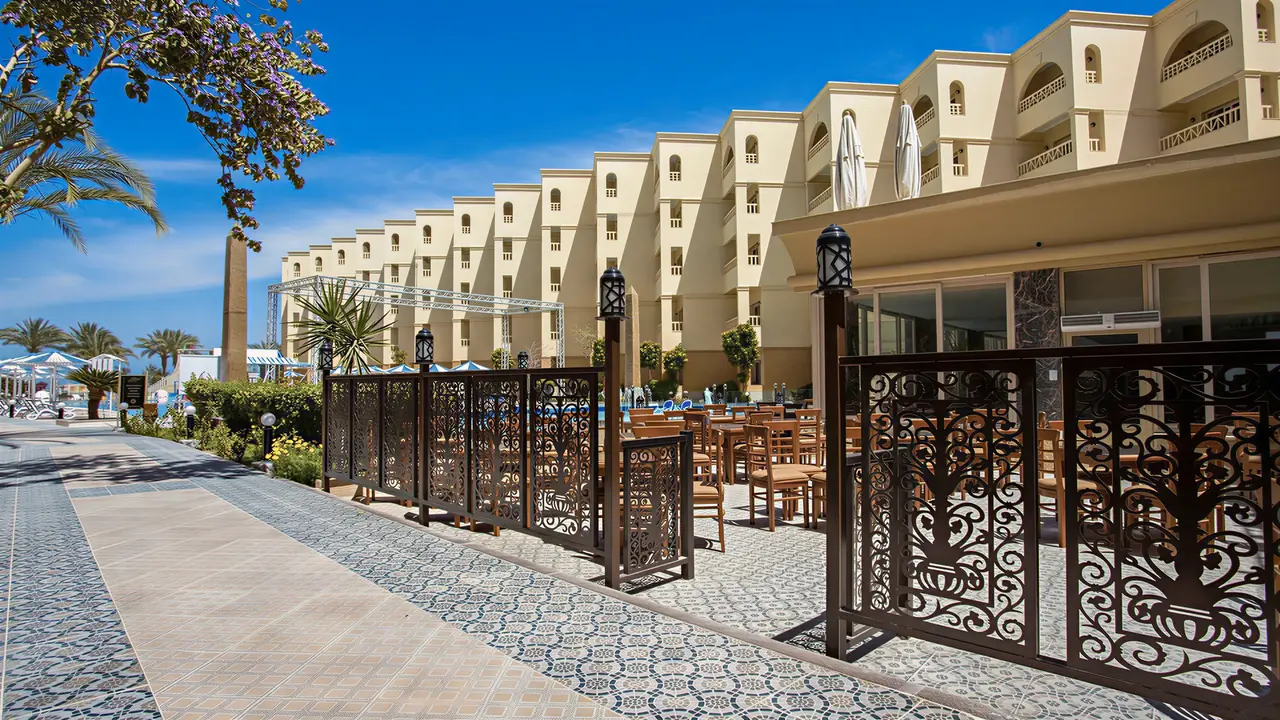 Elewacja i wejście do obiektu AMC Royal Hotel & Spa