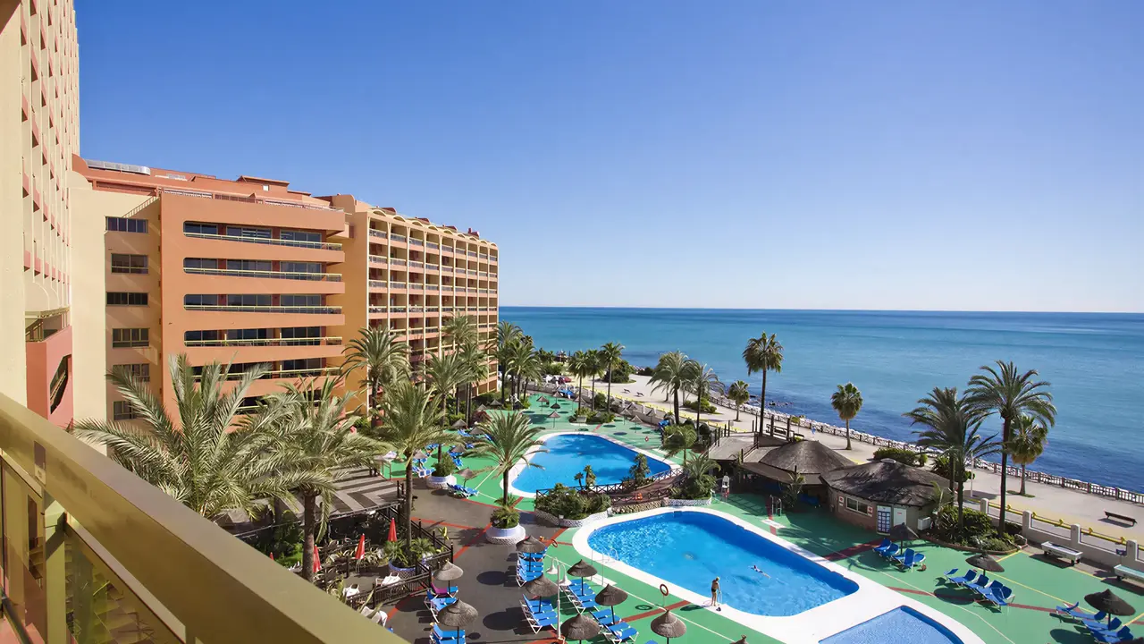 Widok na kompleks Aparthotel Sunset Beach Club z basenami i plażą