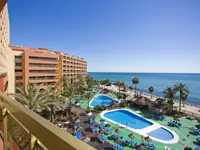 Widok na kompleks Aparthotel Sunset Beach Club z basenami i plażą