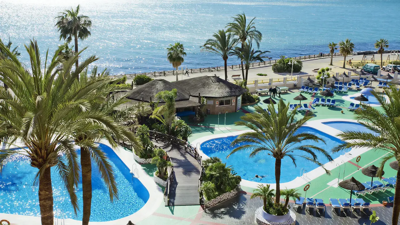 Widok na kompleks basenów w Aparthotel Sunset Beach Club