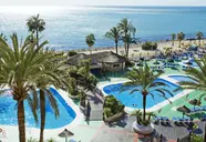 Widok na kompleks basenów w Aparthotel Sunset Beach Club