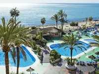 Widok na kompleks basenów w Aparthotel Sunset Beach Club