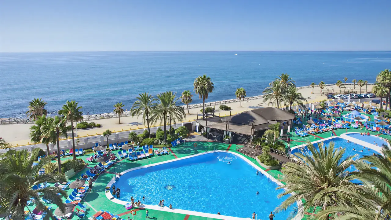 Widok na kompleks basenów w Aparthotel Sunset Beach Club