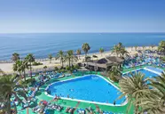 Widok na kompleks basenów w Aparthotel Sunset Beach Club