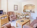 Salon i aneks kuchenny w Aparthotel Sunset Beach Club