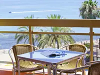 Taras z widokiem na morze w Aparthotel Sunset Beach Club