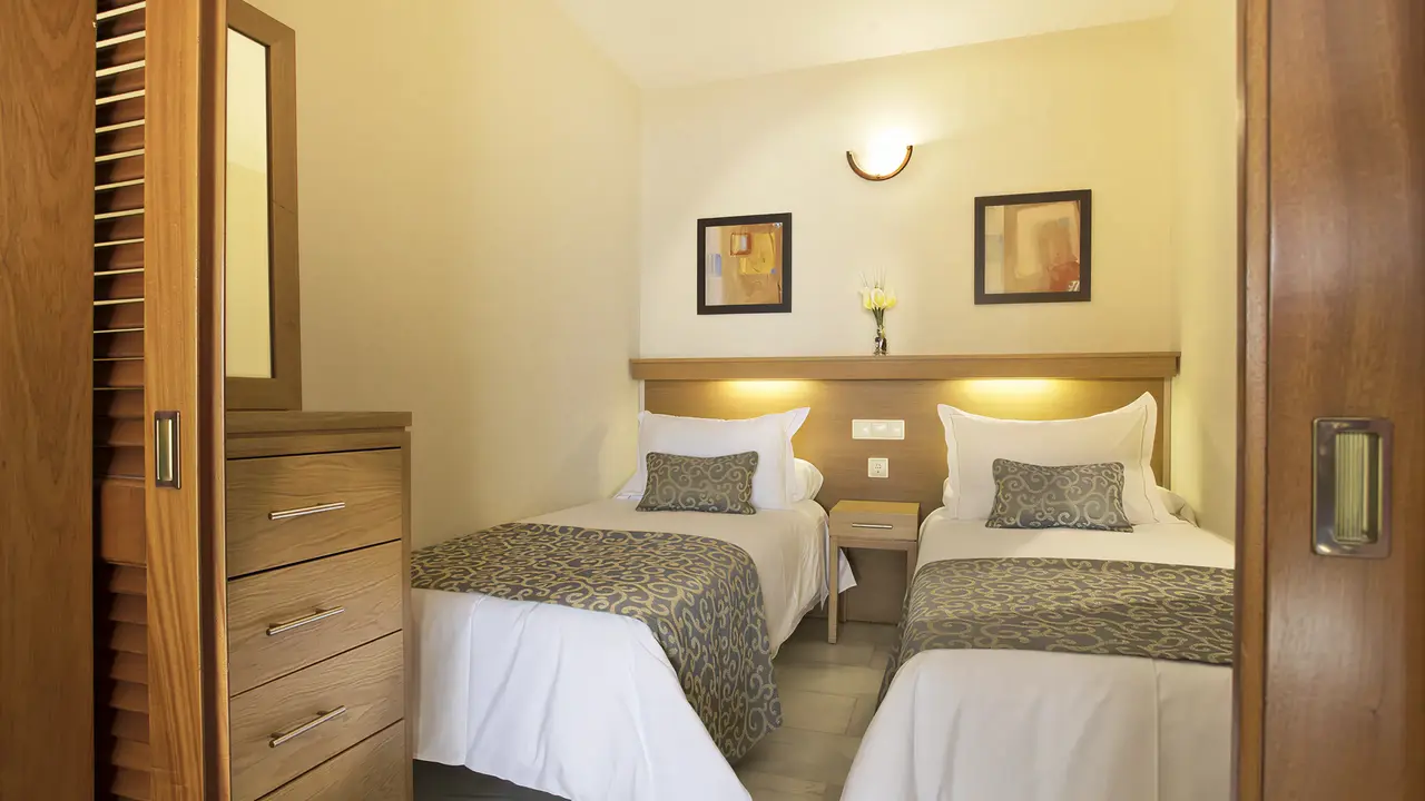 Pokój z dwoma łóżkami w Aparthotel Sunset Beach Club