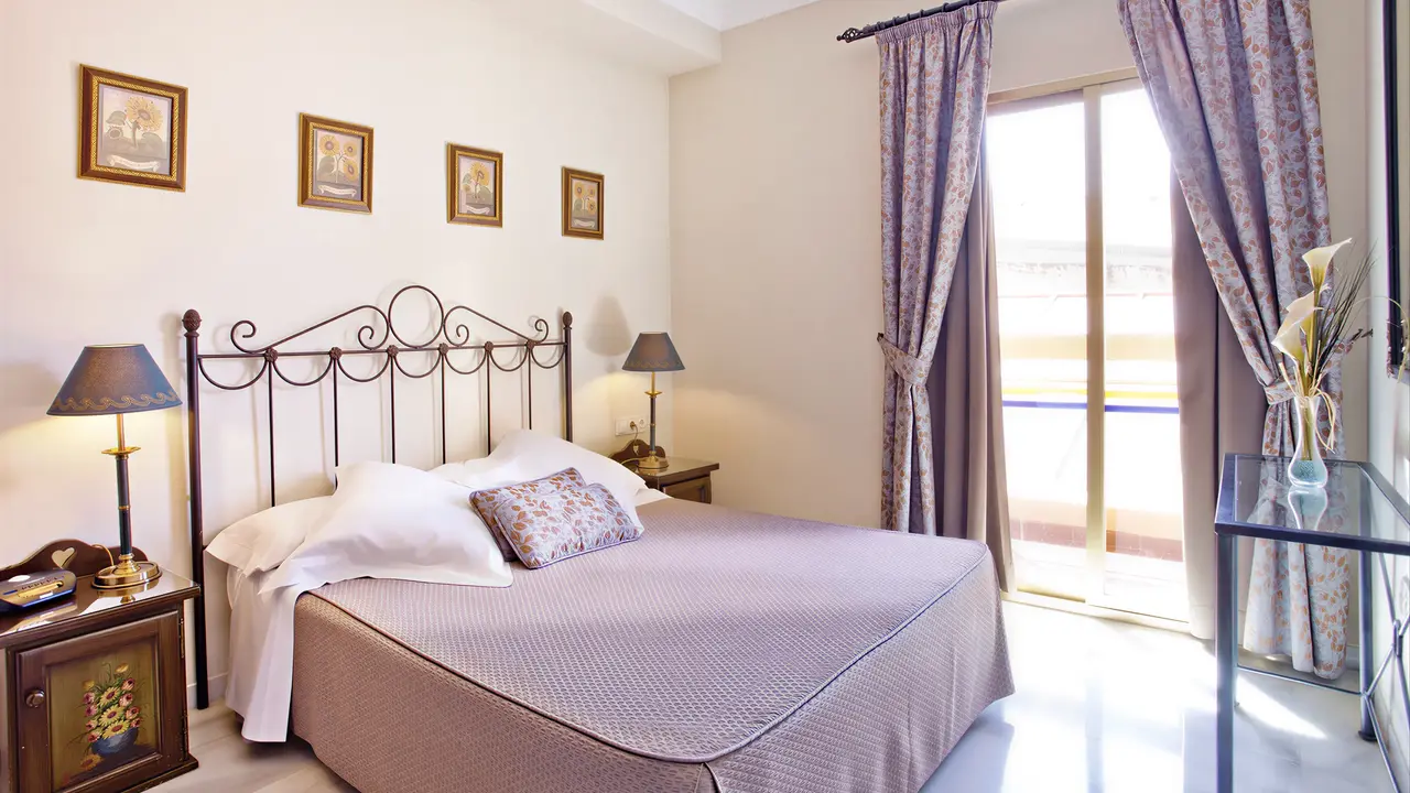 Sypialnia w Aparthotel Sunset Beach Club z dużym łóżkiem