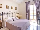 Sypialnia w Aparthotel Sunset Beach Club z dużym łóżkiem