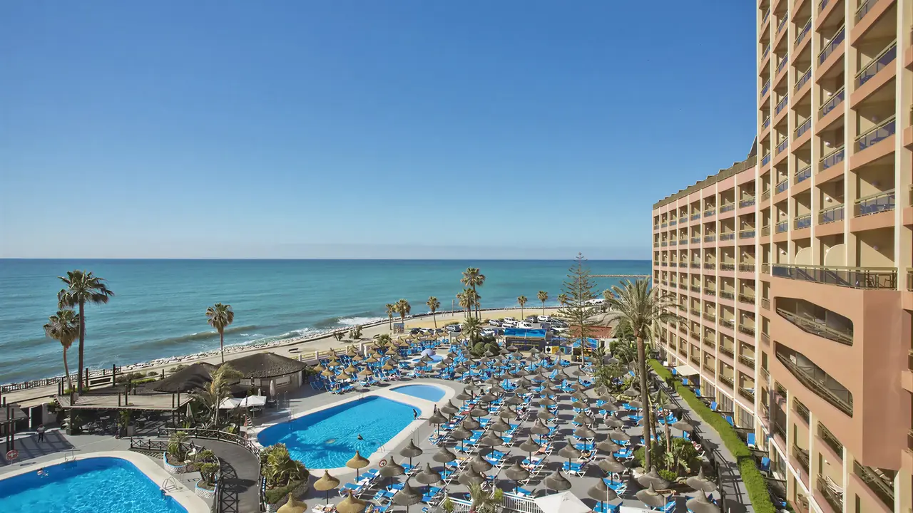 Widok na kompleks Aparthotel Sunset Beach Club z basenami i plażą