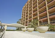 Elewacja budynku Aparthotel Sunset Beach Club z ozdobnymi fontannami