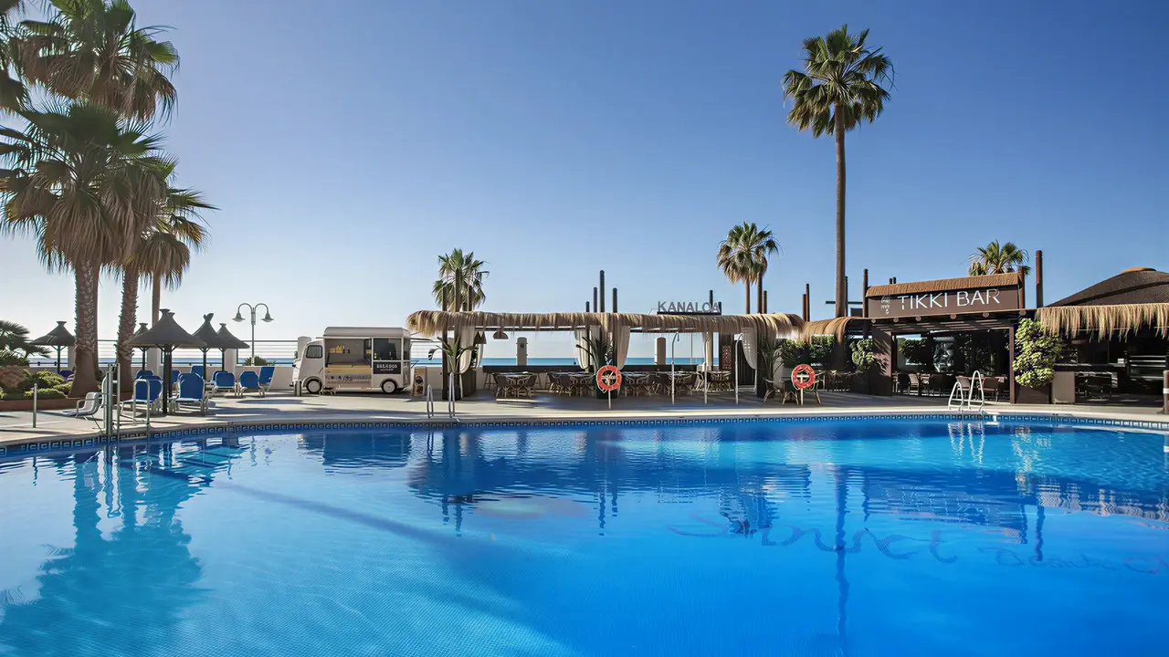 Basen i bar w Aparthotel Sunset Beach Club