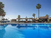 Basen i bar w Aparthotel Sunset Beach Club