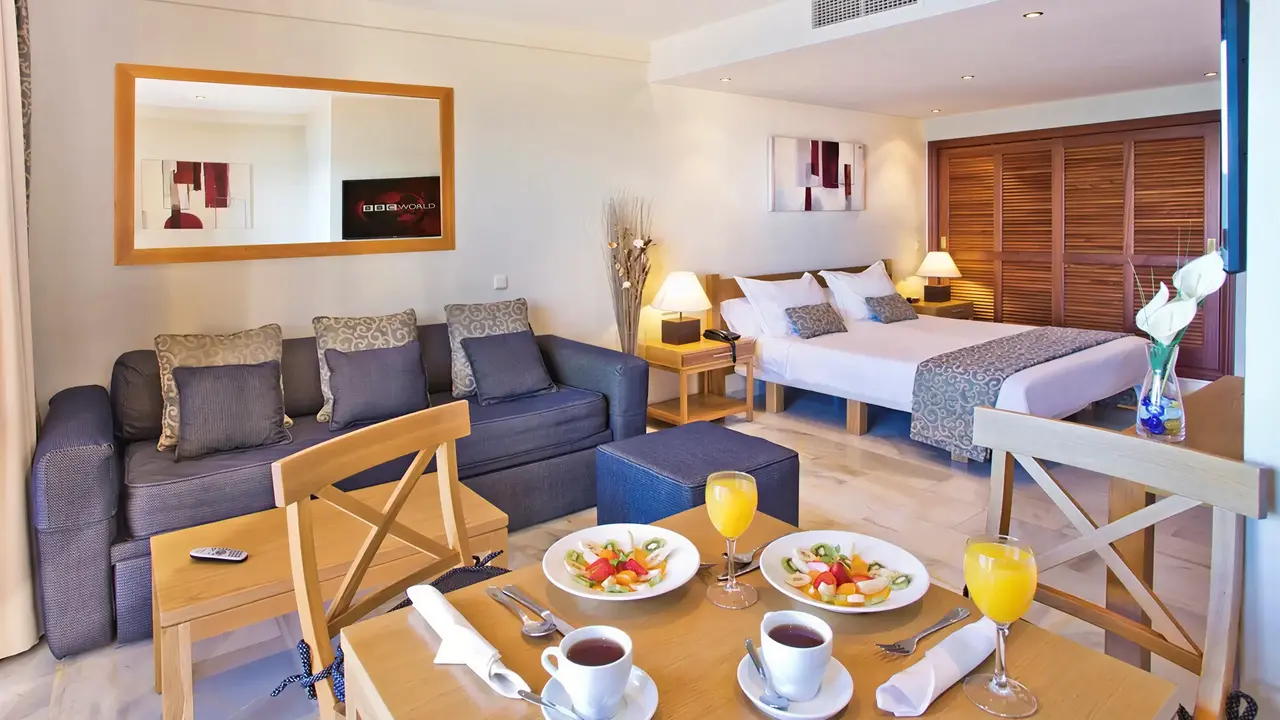 Pokój z sypialnią i salonem w Aparthotel Sunset Beach Club