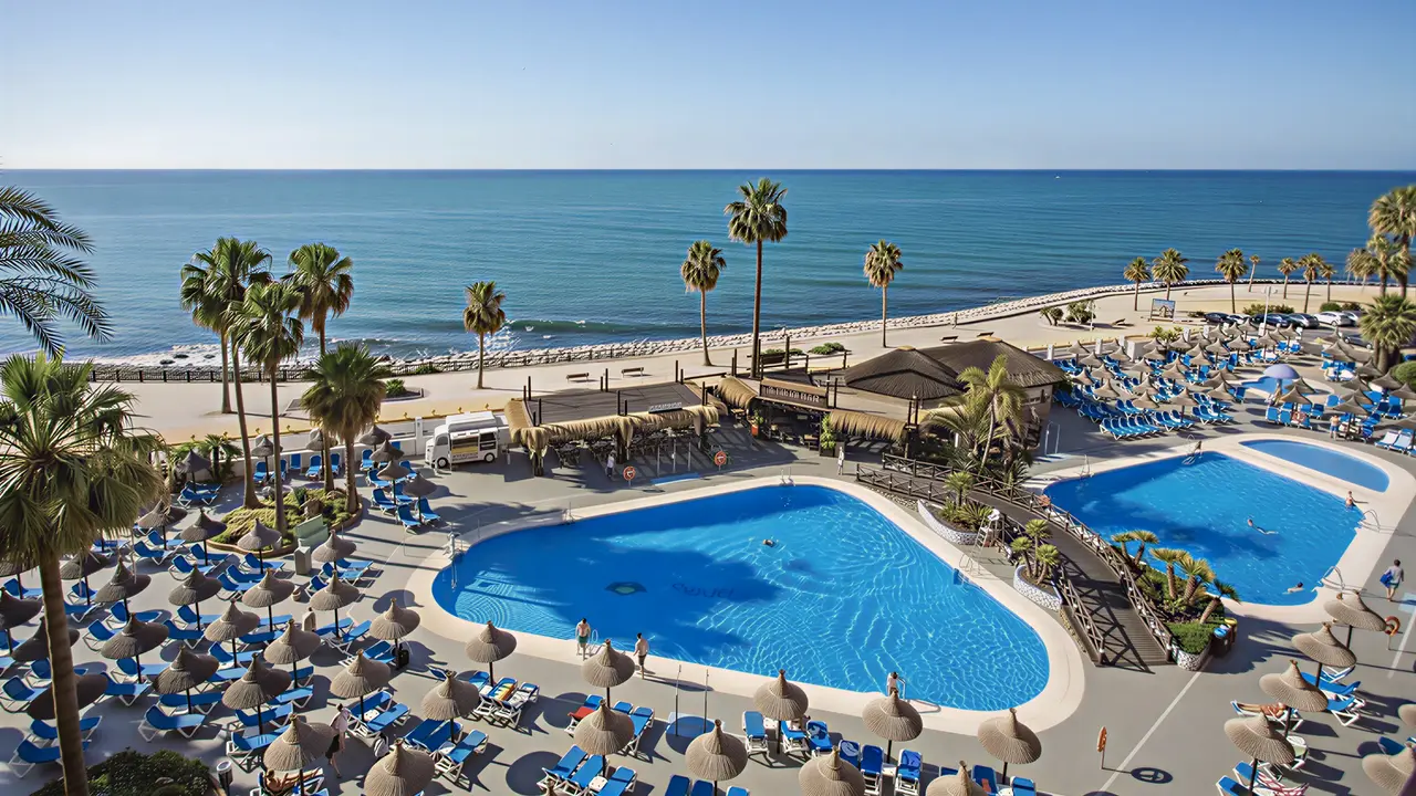 Widok na kompleks Aparthotel Sunset Beach Club z basenami i plażą