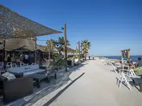 Strefa relaksu przy plaży w Aparthotel Sunset Beach Club