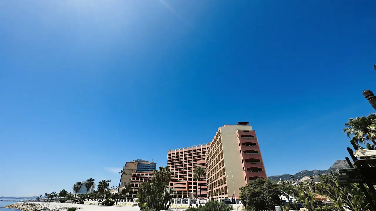 Budynki hotelowe Aparthotel Sunset Beach Club nad samym brzegiem morza