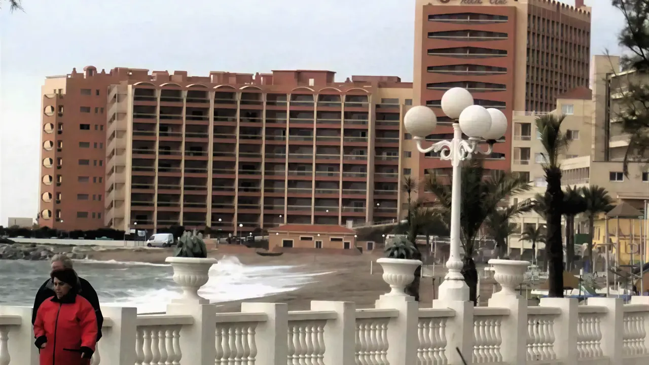 Budynki kompleksu Aparthotel Sunset Beach Club widziane z nabrzeża