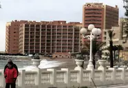 Budynki kompleksu Aparthotel Sunset Beach Club widziane z nabrzeża