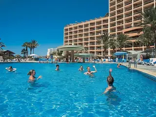 Goście w basenie w hotelu Aparthotel Sunset Beach Club