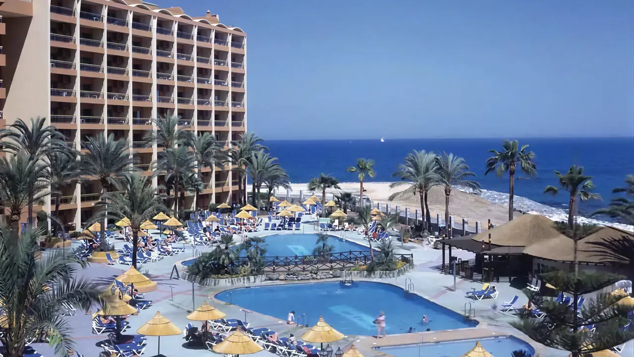 Widok na kompleks basenów w Aparthotel Sunset Beach Club