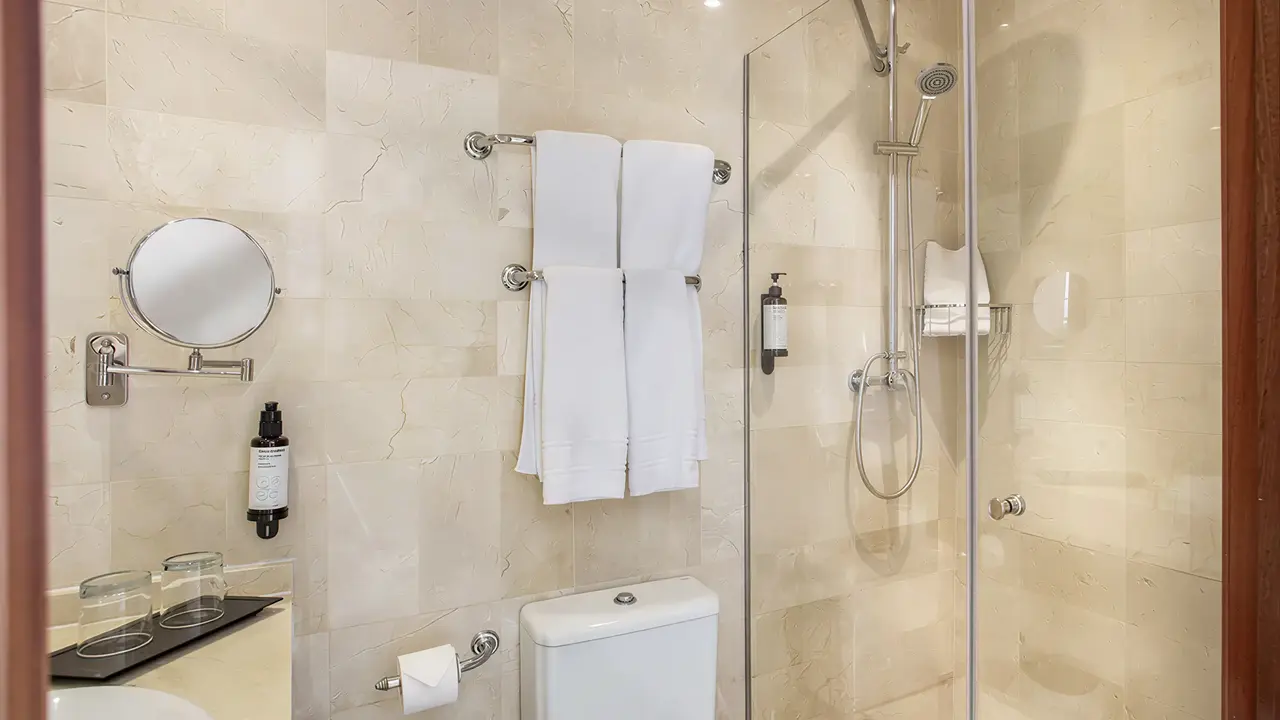 Łazienka w hotelu Aparthotel Sunset Beach Club z prysznicem