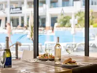 Posiłek i wino w restauracji Aqua Aquamarina
