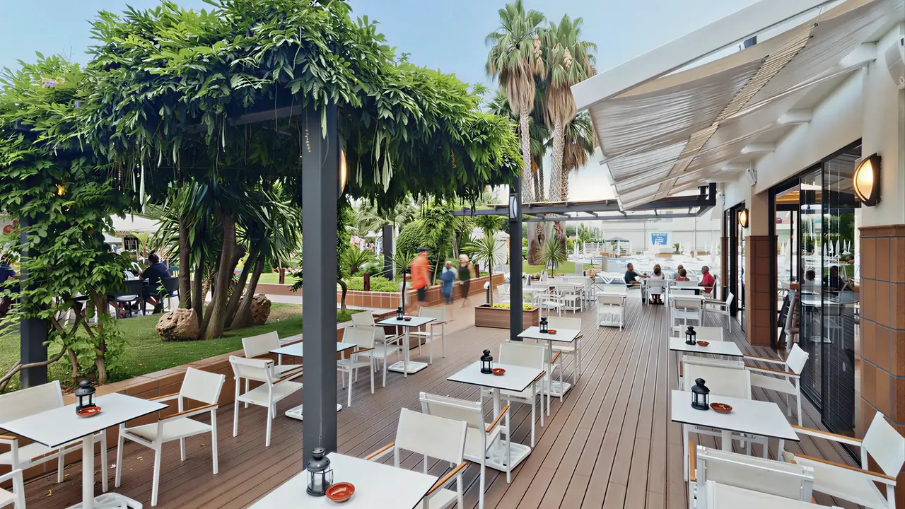 Stoliki i krzesła w restauracji Aqua Aquamarina
