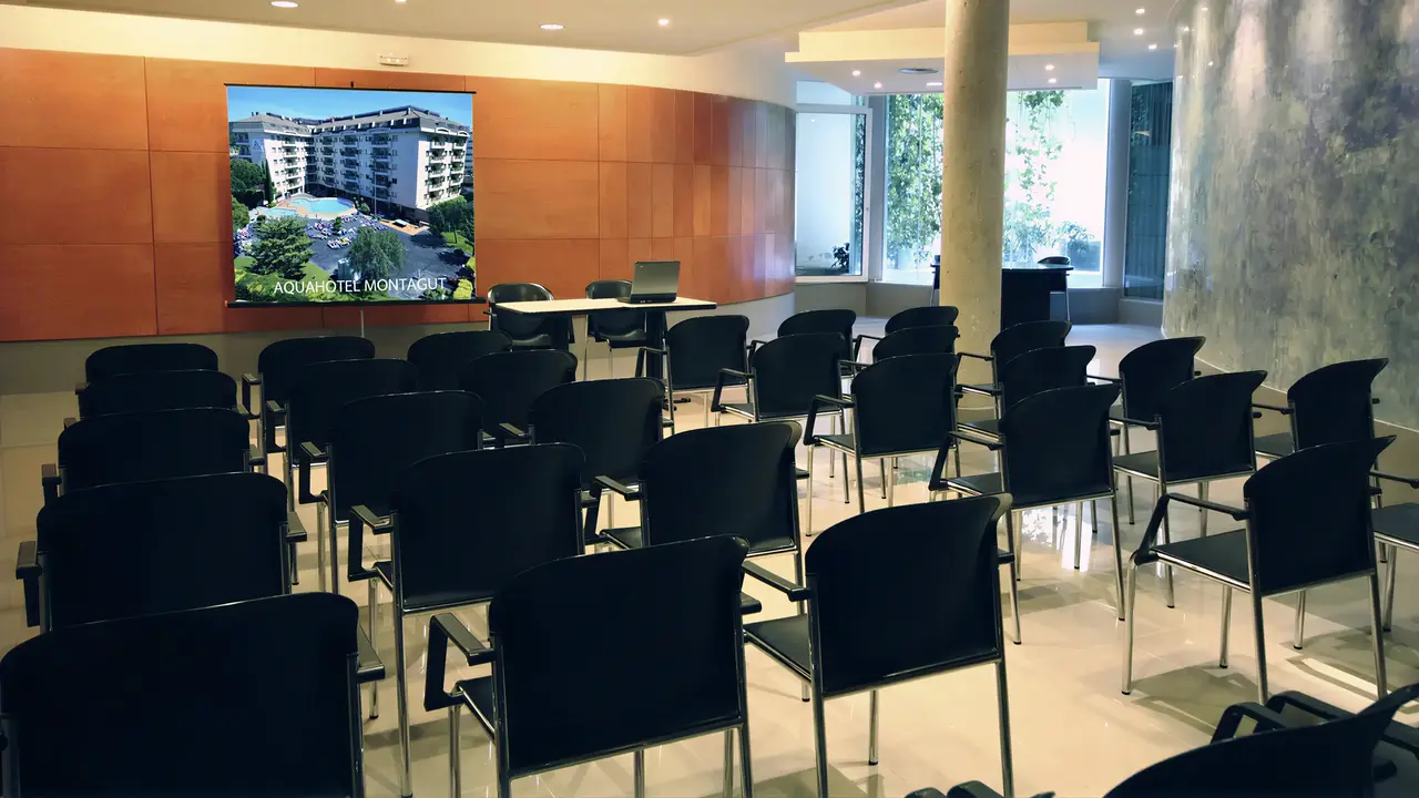 Sala konferencyjna w Aqua Aquamarina z ekranem