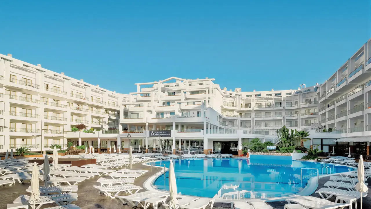 Basen i leżaki w hotelu Aqua Aquamarina