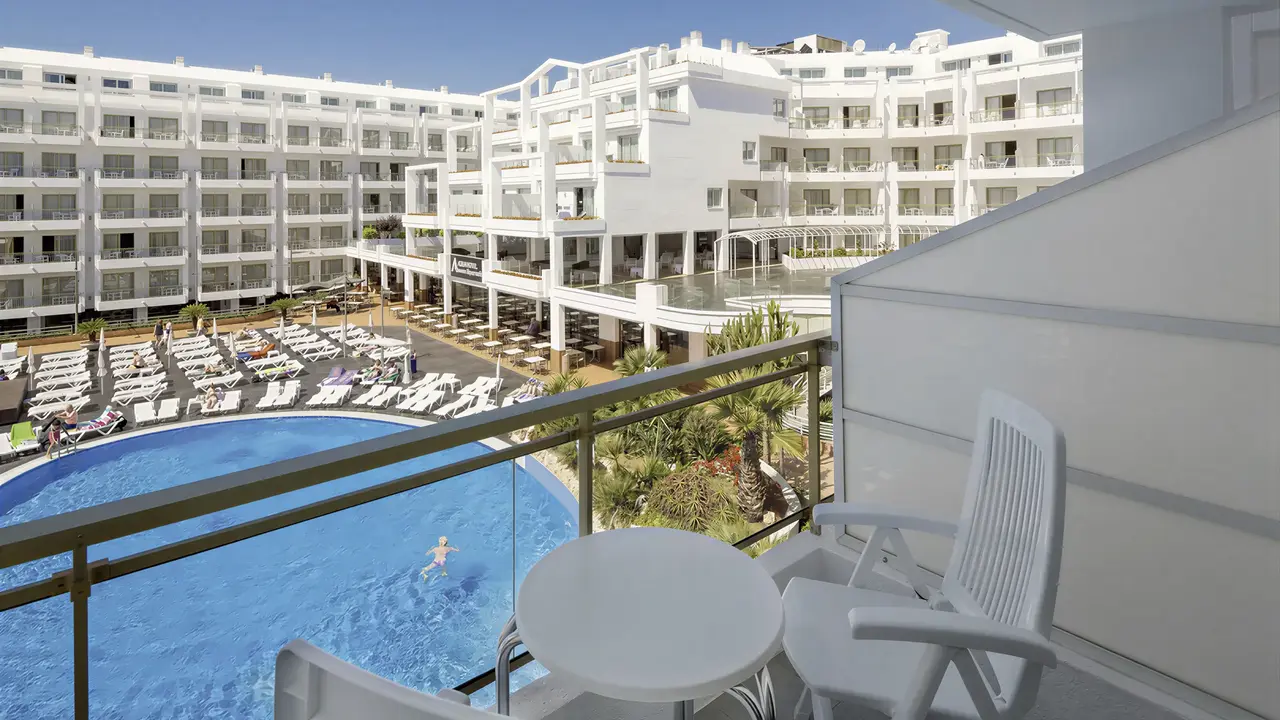 Balkon z widokiem na basen w Aqua Aquamarina