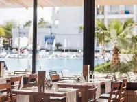 Restauracja w Aqua Aquamarina z widokiem na basen