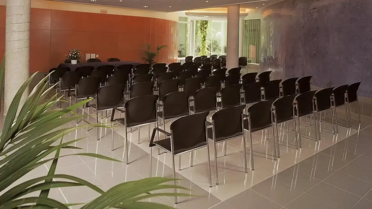 Sala konferencyjna w Aqua Aquamarina z rzędami krzeseł